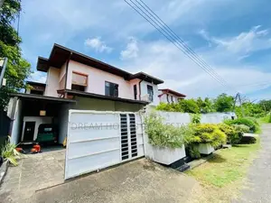 අතුරුගිරියෙන් පර්චස් 12ක ඉදිකළ සුපිරි දෙමහල් නිවසක්