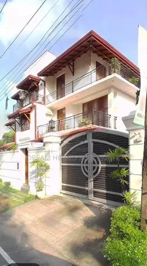 Spacious Luxury 3-Storey House for Rent – Pannipitiya