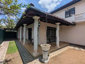 වැලිවේරිය නගර මධ්‍යයෙන් ව්‍යාපාරික වටිනාකමක් සහිත දෙමහල් නිවසක්