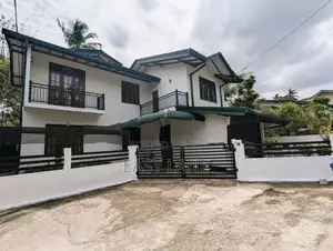 ගම්පහ – බණ්ඩාරනායක විද්‍යාලය ආසන්නයෙන් දෙමහල් නිවසක් විකිණීමට