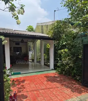 Cozy Modern 2BR Home with Garage /Garden – Athurugiriya