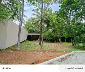 නාවල කොස්වත්ත පාරෙන් බිම් කොටස් විකිණීමට