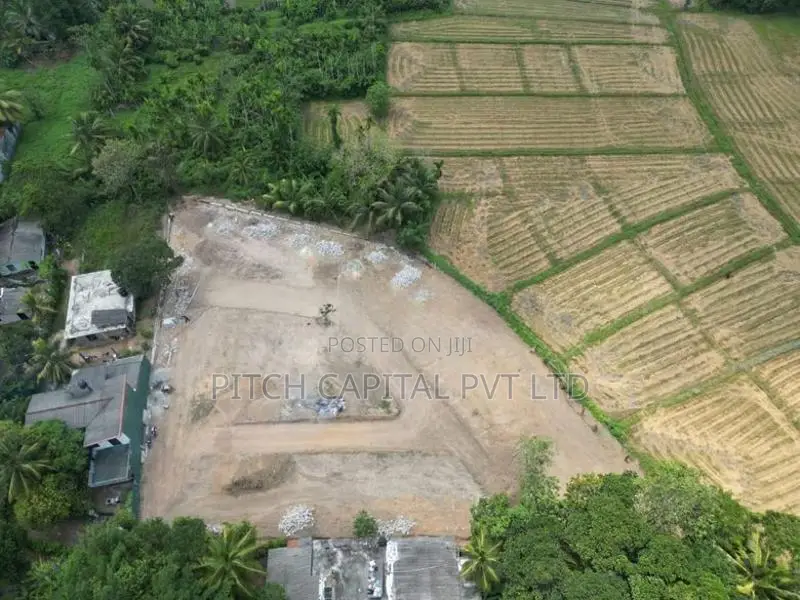 Kahathuduwa අධිවේගී පිවිසුමට සමීපයෙන් වෙල්යායකට මුහුණලා බිම්කොටස්