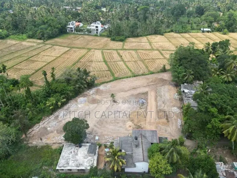 Kahathuduwa අධිවේගී පිවිසුමට සමීපයෙන් වෙල්යායකට මුහුණලා බිම්කොටස්