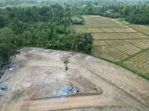 Kahathuduwa අධිවේගී පිවිසුමට සමීපයෙන් වෙල්යායකට මුහුණලා බිම්කොටස්