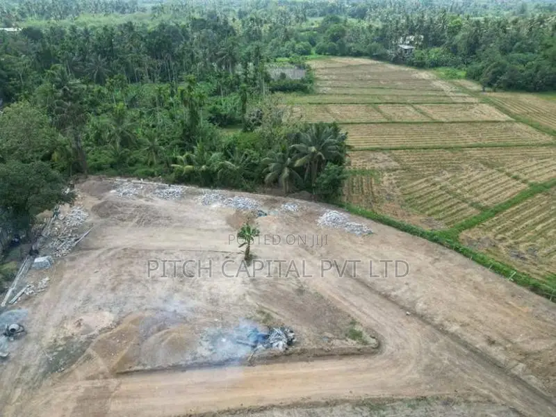 Kahathuduwa අධිවේගී පිවිසුමට සමීපයෙන් වෙල්යායකට මුහුණලා බිම්කොටස්