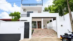 3 Storey rooftop Luxury House for sale in Athurugiriya
