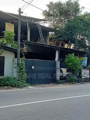 කඩවත ගනේමුල්ල ප්‍රධාන බස් මාර්ගයට මුහුනලා දෙමහල් ගොඩනැගිල්ලක් කුලියට.