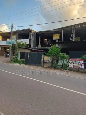 ගනේමුල්ල කඩවත බස් මාර්ගයට මුහුනලා දෙමහල් ගොඩනැගිල්ල කුලියට දීමට ඇත.