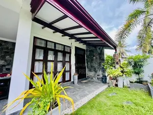 Beautiful 4-Bedroom Family Home in Thunadahena