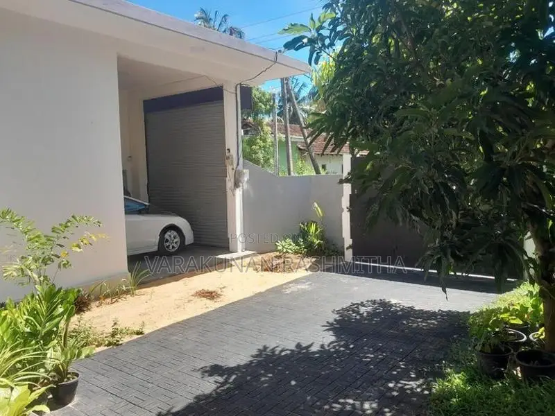 Residential Land with House - Akkaraipattu