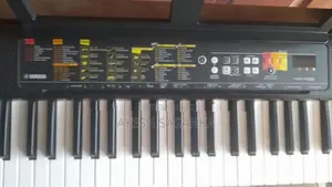 Yamaha PSR F52 Keyboard