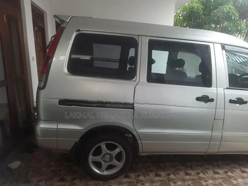 Toyota Noah 2003
