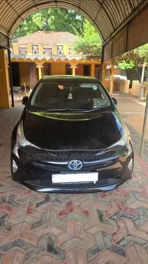 Toyota Prius V4 2016