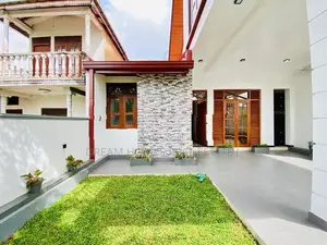 Modern 3 Bedroom Home for Sale in Athurugiriya