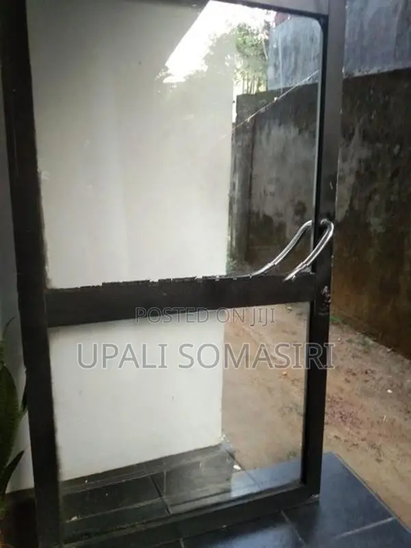 ව්‍යාපාරයක් සඳභා සුදුසු දොරක් විකිණීමට.