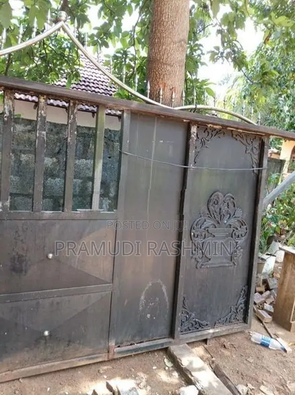 යකඩ ගේට්ටුවක් 11.5ft x 6ft