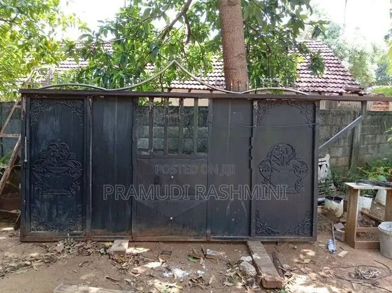 යකඩ ගේට්ටුවක් 11.5ft x 6ft