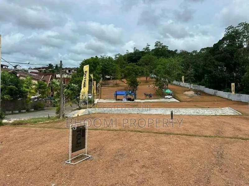අතුරුගිරිය ප්‍රධාන පාරට 250 m දුරින් නේවාසික බිම්කොටස්