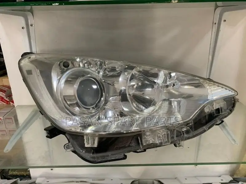 Toyota Aqua Head Light