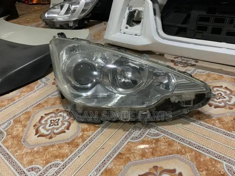 Toyota Aqua Head Light