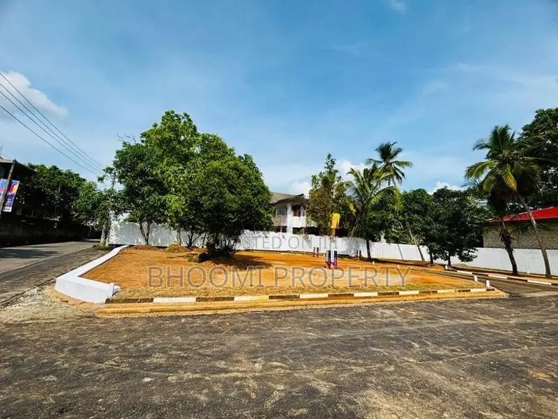 මාලඹේ නගරාසන්නයෙන් බිම්කොටස්