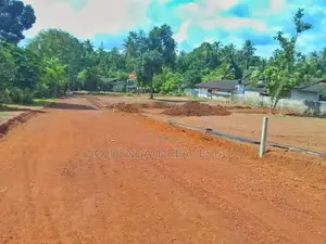 උඩුගම්පොළ නගරයර සමීපව බස් පාරට නුදුරින් හොඳ ඉඩමක් විකිණීමට