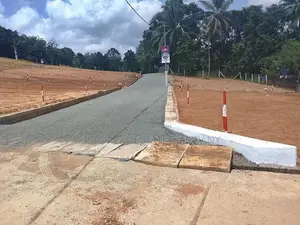 පාදුක්ක නගරයේ මීපේ ඉංගිරිය (124) බස් පාරට මුහුණලා ඉඩමක්