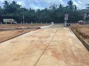 පාදුක්ක (124) බස් පාරට මුහුණලා බිම්කොටස්