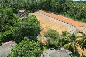 හෝමගම නගරයේ 129 මාර්ගයට ආසන්නව බිම් කොටස්