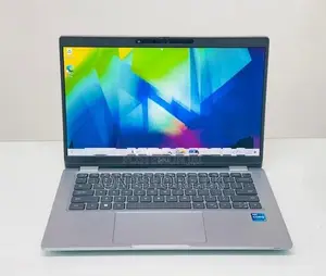 i3 12th Gen Latitude 5330 UHD Graphics Full HD IPS 14 inches
