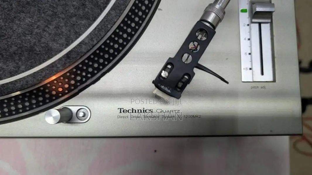 Technics SL-1200 MK2 Turntable