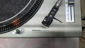 Technics SL-1200 MK2 Turntable