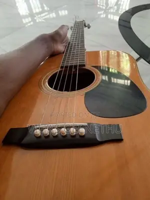 Box Guitar (Ariyana)
