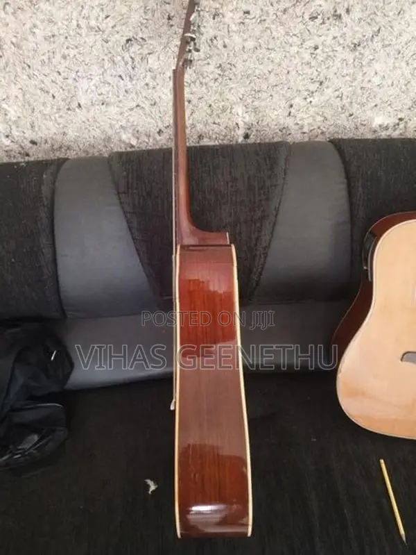 Box Guitar (Ariyana)