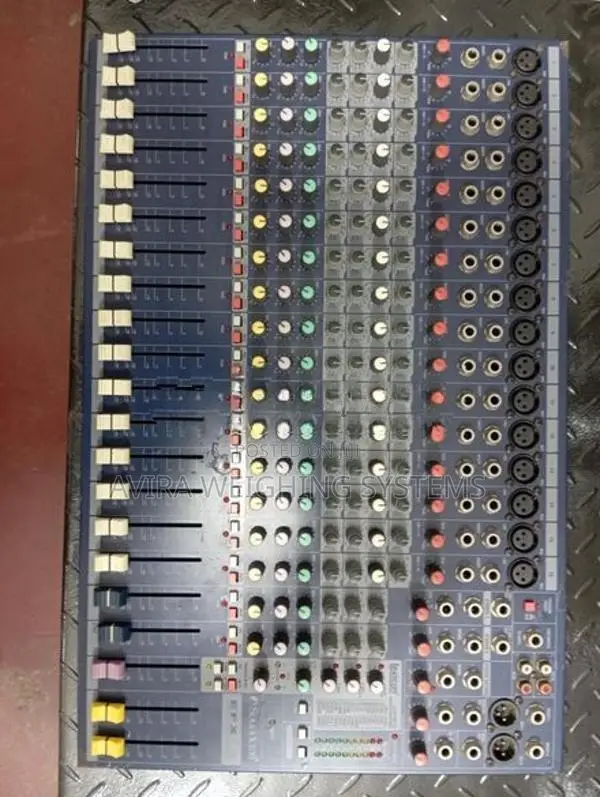 16 chanal soundcraft audio mixer