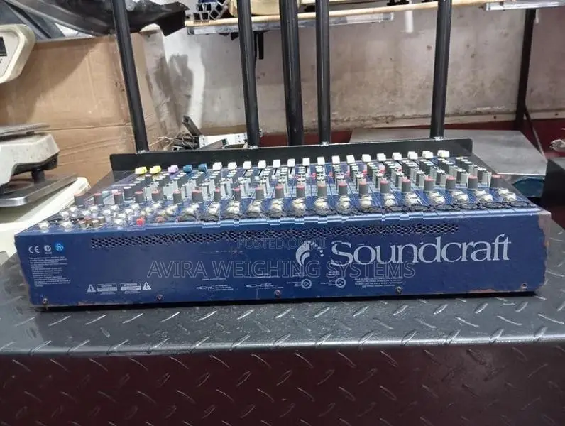 16 chanal soundcraft audio mixer
