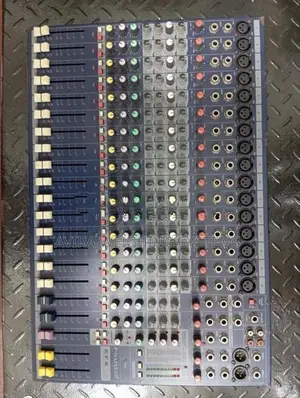 16 chanal soundcraft audio mixer