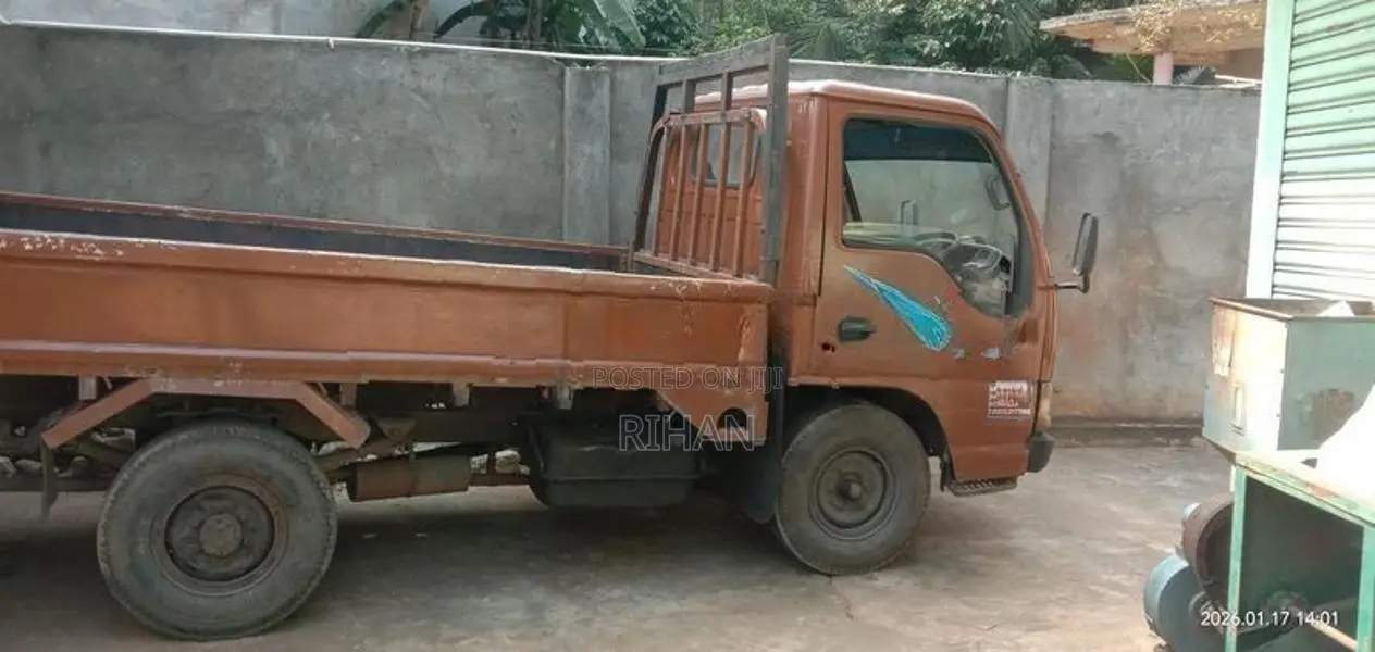 Isuzu 28 lorry 1977