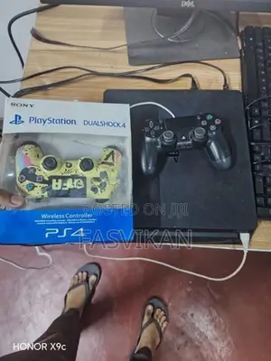 Play Station 4 Slim