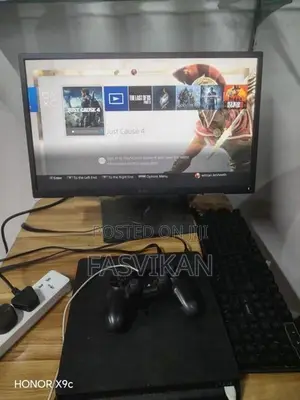 Play Station 4 Slim