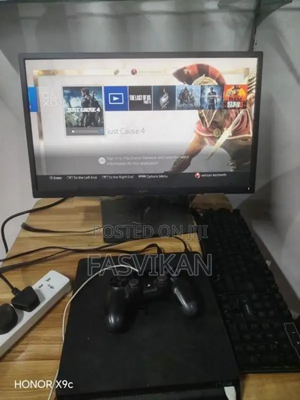 Play Station 4 Slim