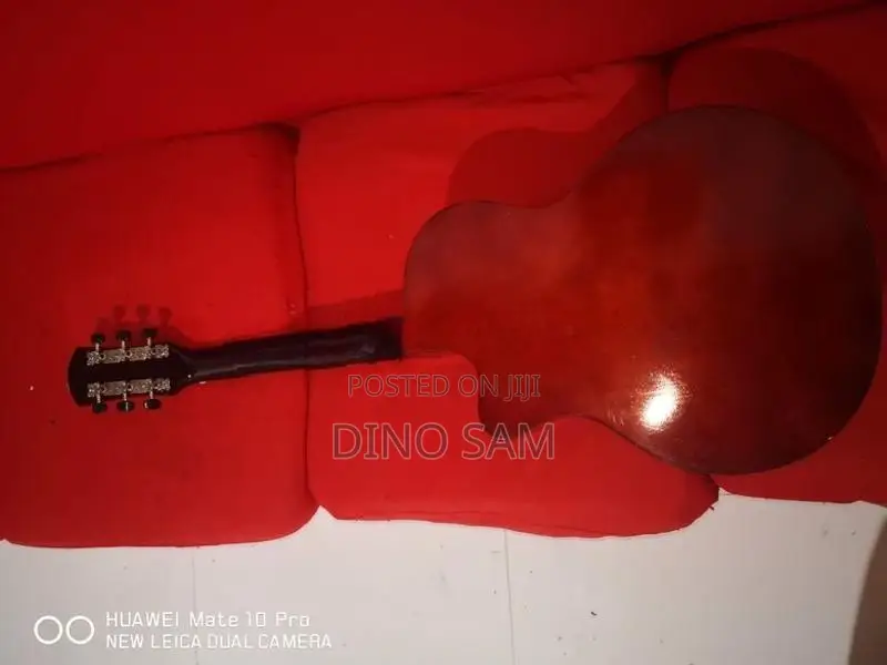Mavis Guitar
