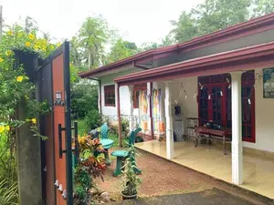 වැලිවේරිය ඇබරළුව ප්‍රදේශයේ පිහිටි හොඳින් නඩත්තු කරන ලද නිවසක් විකිණීමට