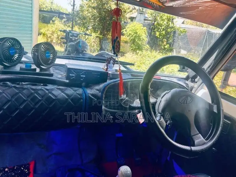 Mahindra Bolero Maxitruck 2012