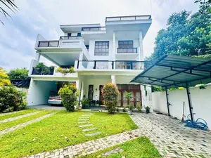 Home with Large Garden and Rooftop – Thalawathugoda