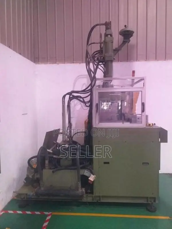 vertical injection moulding machine