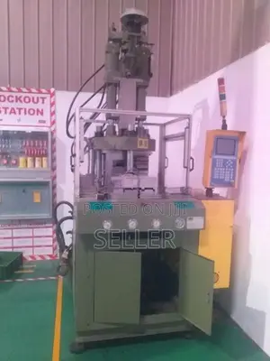 vertical injection moulding machine
