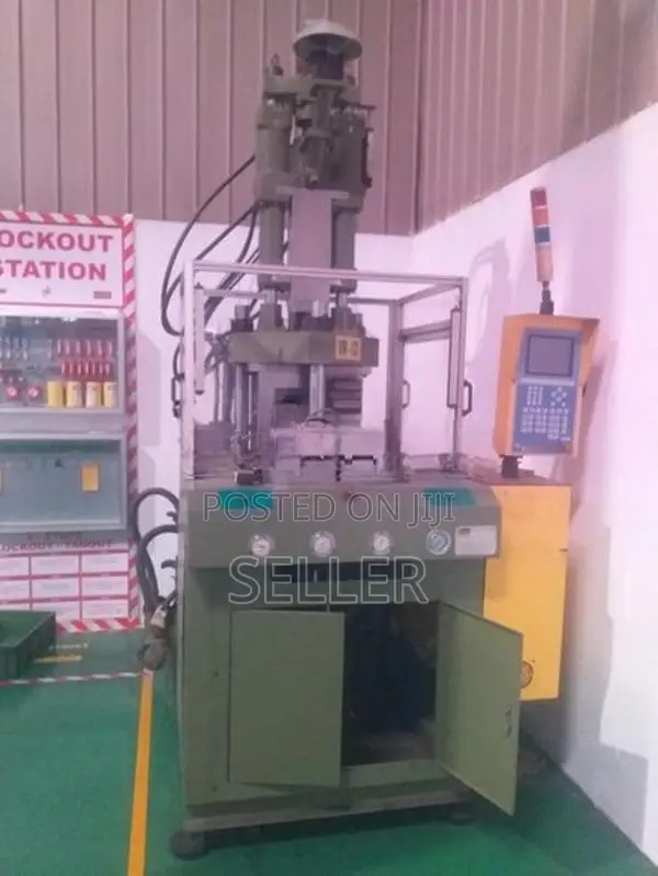 vertical injection moulding machine