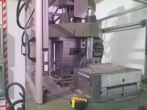 vertical injection moulding machine